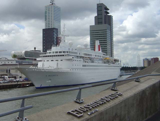 Cruiseschip ms Boudicca van Fred Olsen aan de Cruise Terminal Rotterdam